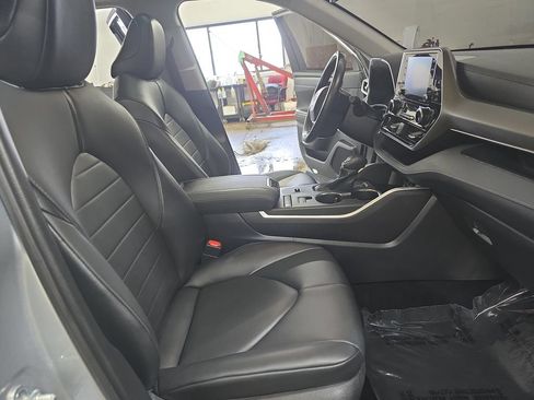 Used 2021 Toyota Highlander XLE AWD/4WD image 10