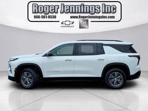 Used 2025 Chevrolet Traverse LT w/ Driver Confidence Package FWD image 2