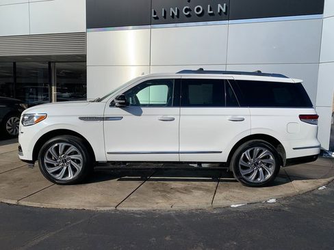 Used 2022 Lincoln Navigator 4WD image 2