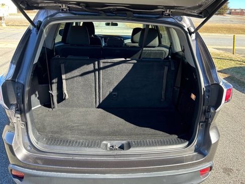 Used 2016 Toyota Highlander LE image 18