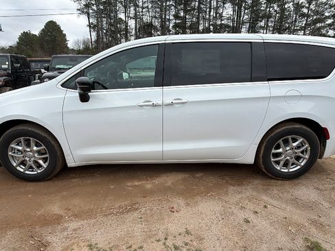 New 2026 Chrysler Pacifica Select FWD image 11