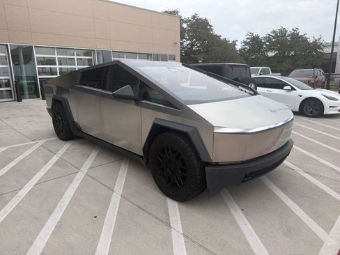 Used 2024 Tesla Cybertruck AWD Crew Cab image 4