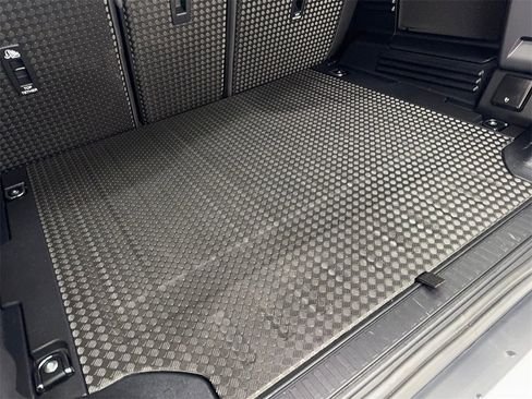 Used 2025 Land Rover Defender 110 S image 74