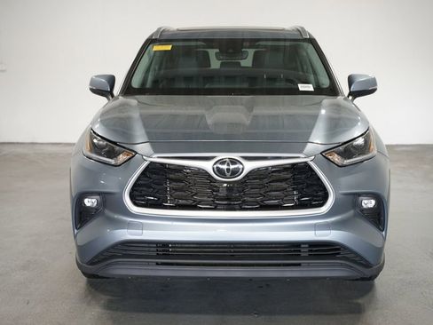 Used 2021 Toyota Highlander XLE image 2