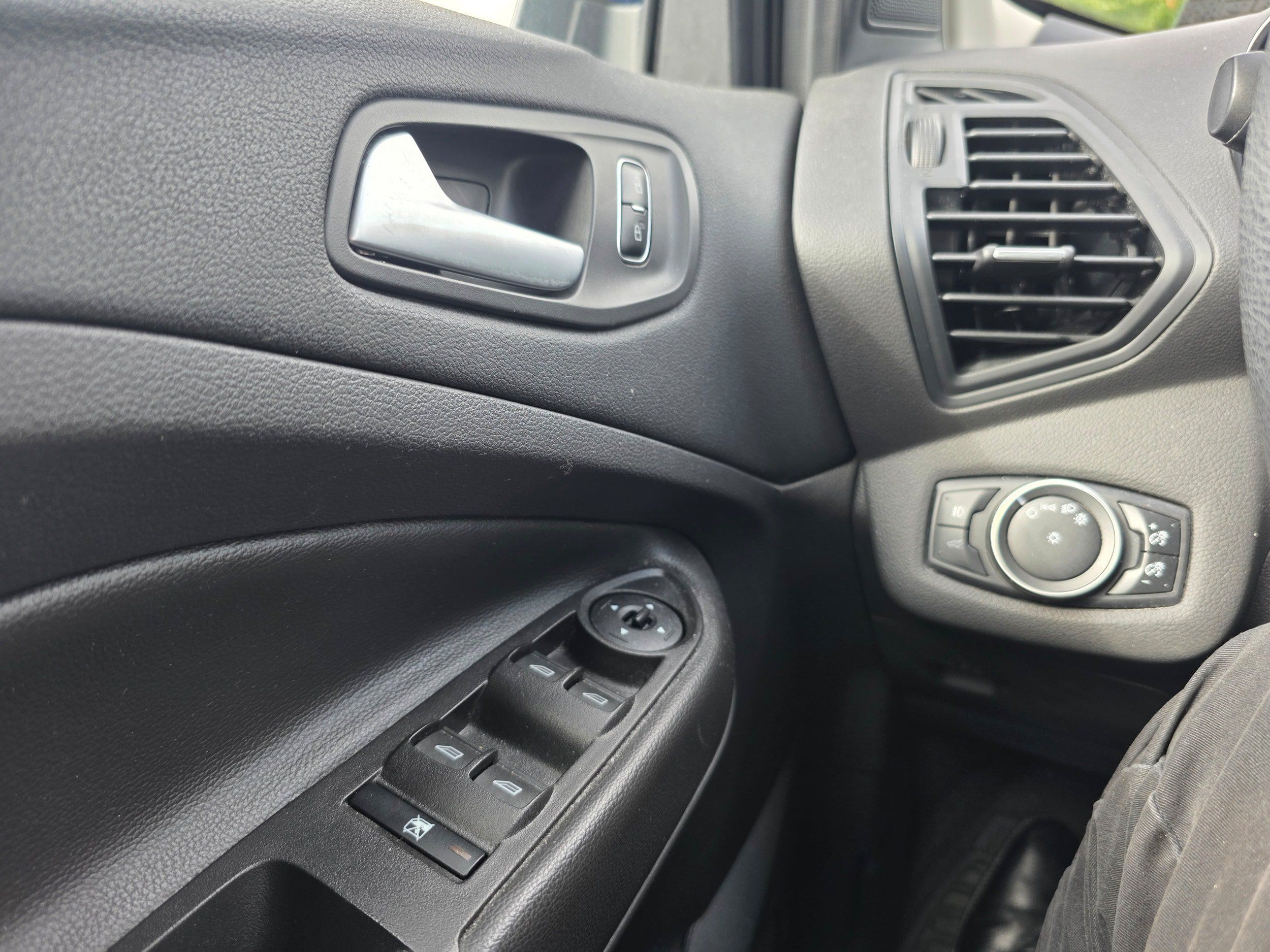 Used 2017 Ford Escape SE AWD/4WD image 17