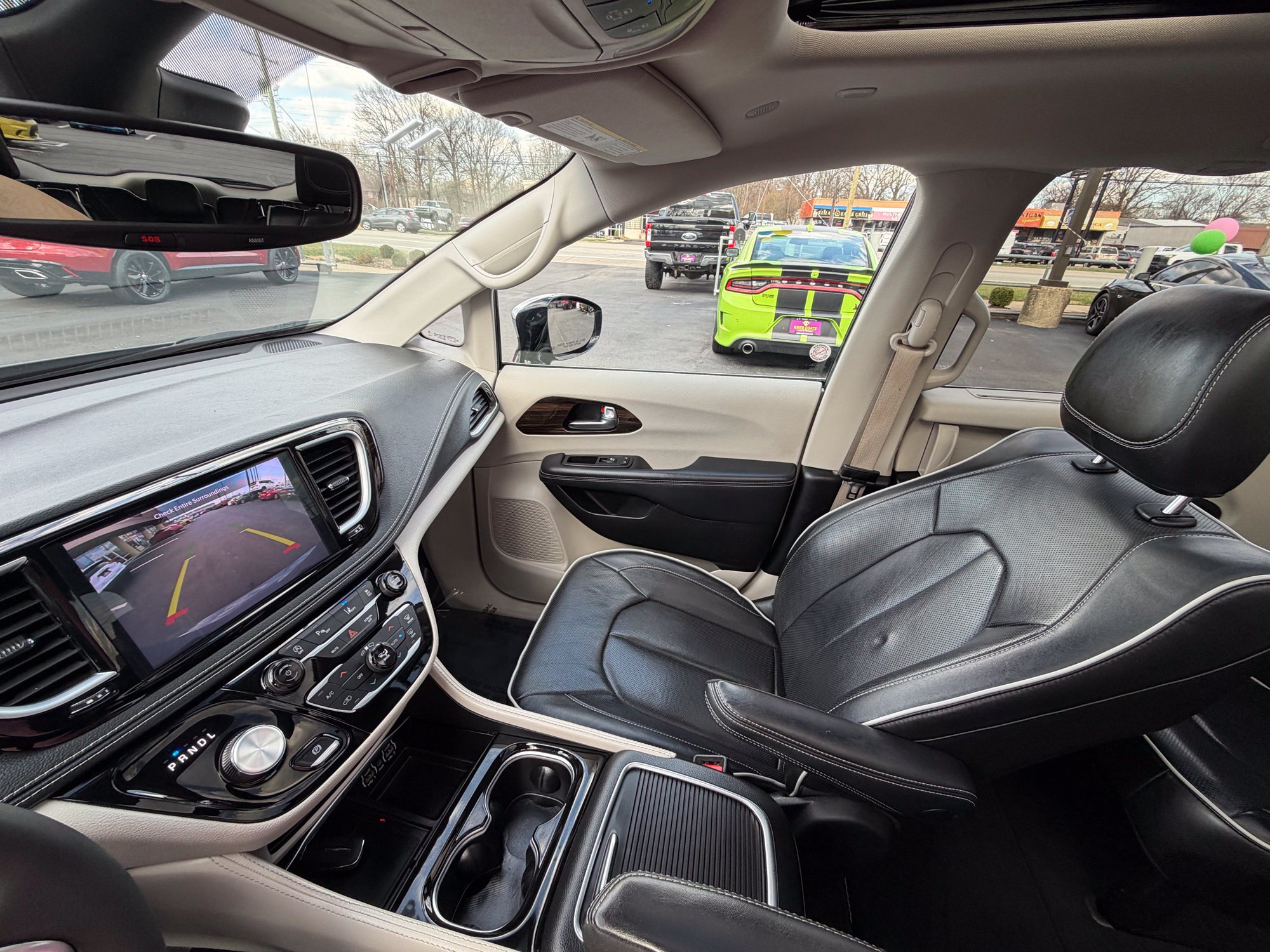 Used 2023 Chrysler Pacifica Limited FWD image 26