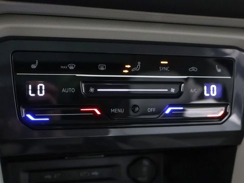 Used 2024 Volkswagen Tiguan SE image 49