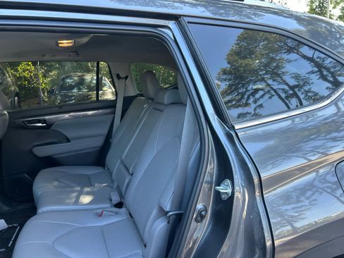 Used 2023 Toyota Highlander Limited AWD/4WD image 9