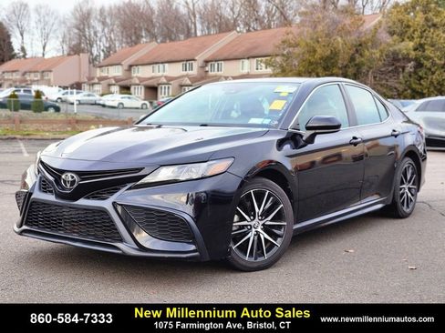 Used 2021 Toyota Camry SE image 1