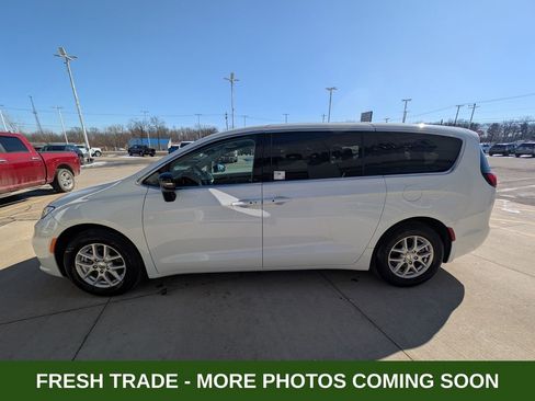 Used 2024 Chrysler Pacifica Touring-L image 7