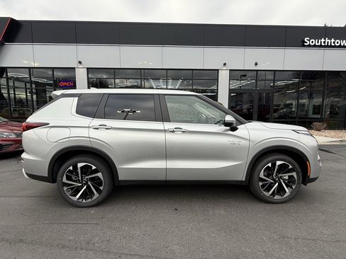 Used 2025 Mitsubishi Outlander SE image 8