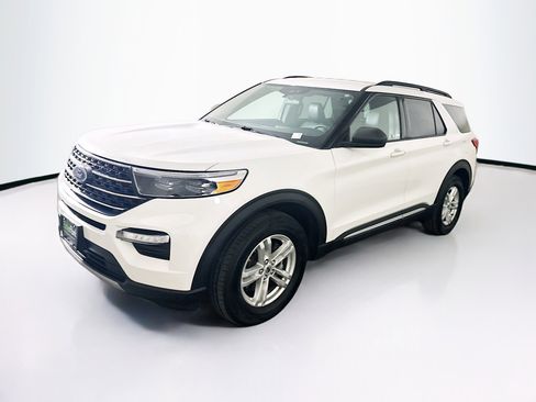 Used 2020 Ford Explorer XLT w/ Equipment Group 202A image 3