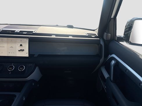 Used 2023 Land Rover Defender 130 X-Dynamic SE image 17