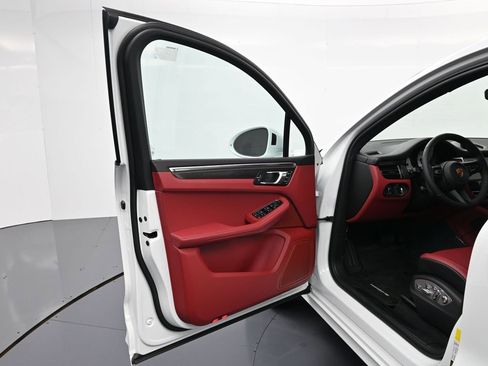 Used 2026 Porsche Macan AWD/4WD image 16