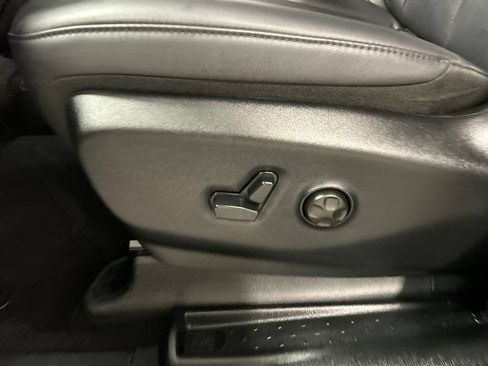 Used 2025 Chrysler Pacifica Select FWD image 16