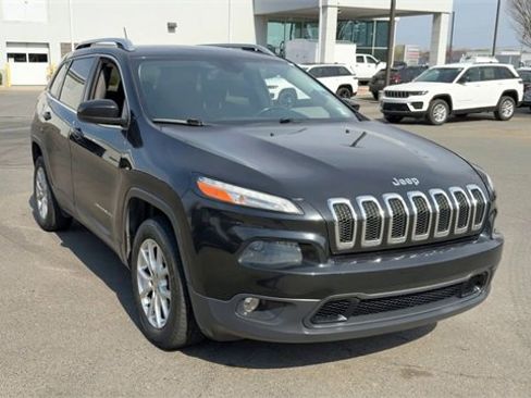 Used 2017 Jeep Cherokee Latitude image 2
