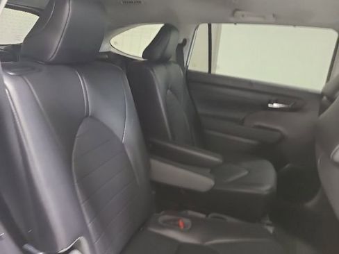 Used 2021 Toyota Highlander XLE AWD/4WD image 19
