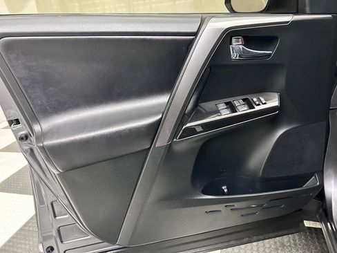 Used 2016 Toyota RAV4 SE image 10