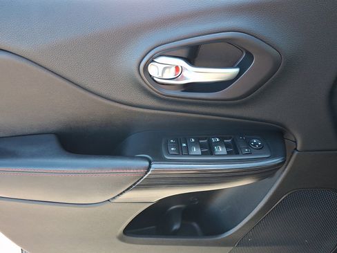 Used 2014 Jeep Cherokee Trailhawk AWD/4WD image 23
