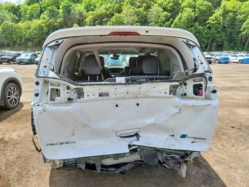 Used 2023 Chrysler Pacifica Touring-L FWD image 4