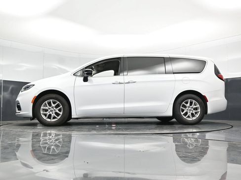 Used 2024 Chrysler Pacifica Touring-L FWD image 55