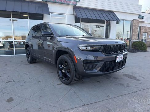Used 2023 Jeep Grand Cherokee Altitude image 1