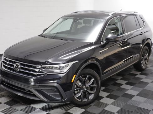 Used 2023 Volkswagen Tiguan SE image 2