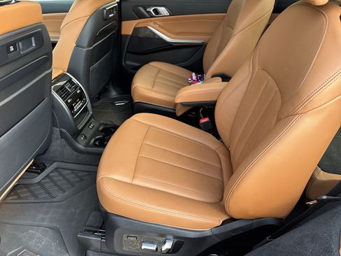 Used 2022 BMW X7 xDrive40i w/ Premium Package AWD/4WD image 11