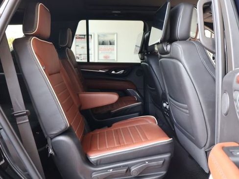 Used 2023 GMC Yukon Denali Ultimate AWD/4WD image 26