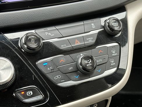 Used 2018 Chrysler Pacifica Touring-L image 21