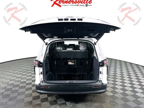 Used 2024 Toyota Sienna LE image 29