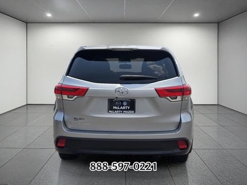 Used 2019 Toyota Highlander LE FWD image 4