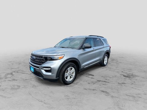 Used 2022 Ford Explorer XLT w/ Equipment Group 202A AWD/4WD image 4