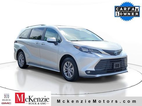Used 2025 Toyota Sienna XLE FWD image 1