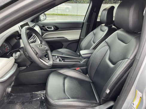 Used 2025 Jeep Compass Limited image 38