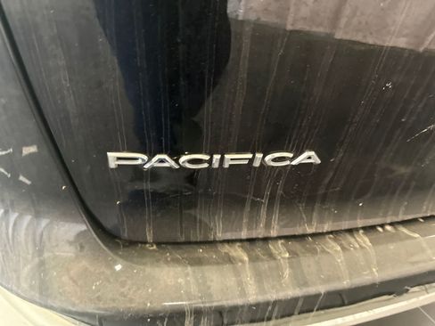 Used 2023 Chrysler Pacifica Touring-L FWD image 14