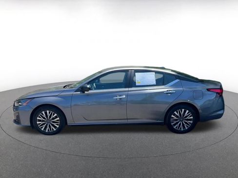 Used 2025 Nissan Altima 2.5 SV FWD image 9