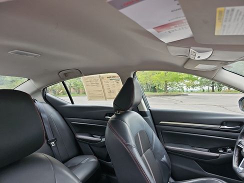 Used 2024 Nissan Altima 2.5 SR FWD image 12