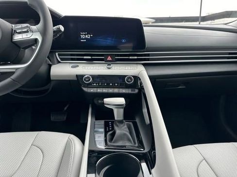 New 2025 Hyundai Elantra Limited FWD image 15