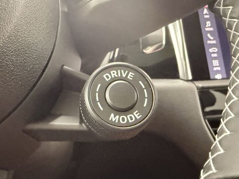 Used 2025 Porsche Macan image 25