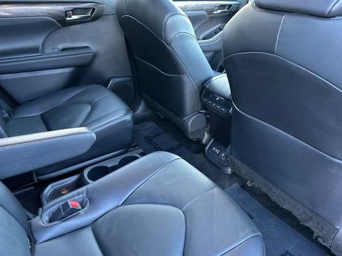 Used 2023 Toyota Highlander Limited image 19