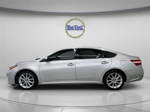 Used 2014 Toyota Avalon Limited w/ Technology Package FWD image 2