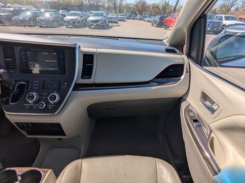 Used 2017 Toyota Sienna XLE FWD image 19