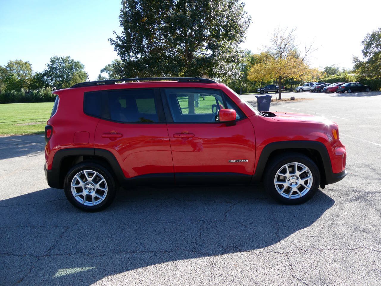 Used 2019 Jeep Renegade Latitude w/ Cold Weather Group FWD image 4