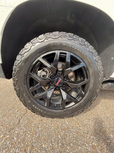 Used 2022 GMC Yukon AT4 w/ Technology Package AWD/4WD image 10