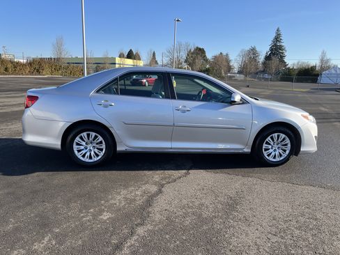 Used 2013 Toyota Camry LE image 6