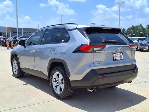 Used 2020 Toyota RAV4 XLE w/ Convenience Package FWD image 2