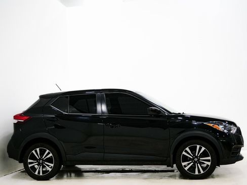 Used 2018 Nissan Kicks SV image 4