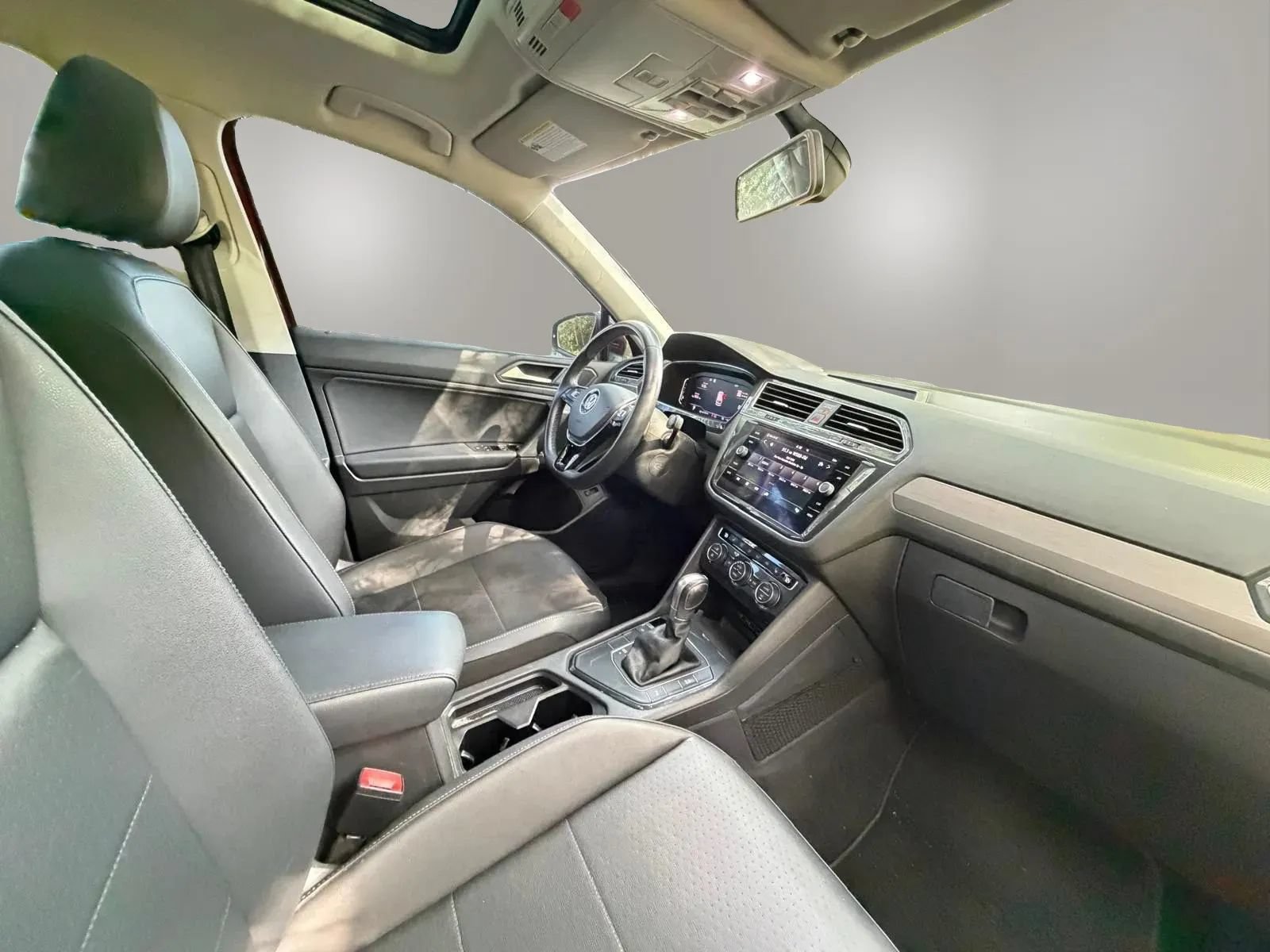 Used 2019 Volkswagen Tiguan SEL FWD image 14