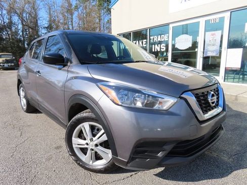 Used 2020 Nissan Kicks S image 1